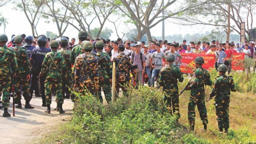 Bangladesh army blocks indigenous people during Dighinala protest