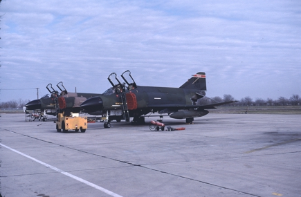 https://www.angelfire.com/dc/jinxx1/Phantoms/F-4C_63-7569__182nd_TFS___Kelly_AFB__Feb_85__1a.jpg