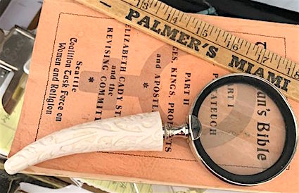 Magnifying Glass with Curved Handle