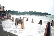 Een storm deed het strand Agia Pelagia verdwijnen.