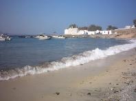 Agios Ioannis Beach met de kerk aan het einde van het strand.